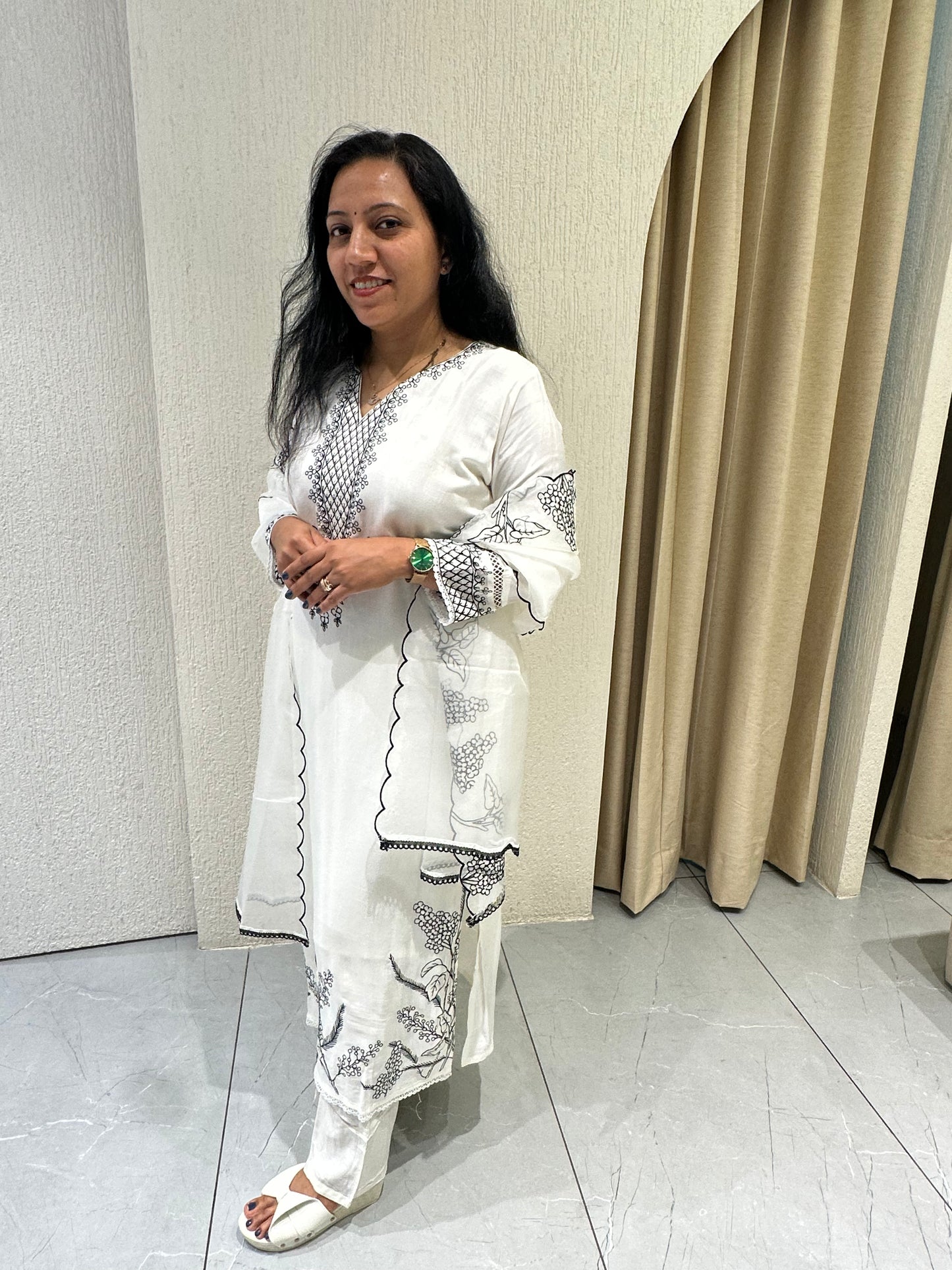 Women's white Muslin Kurta with Dupatta and Pant