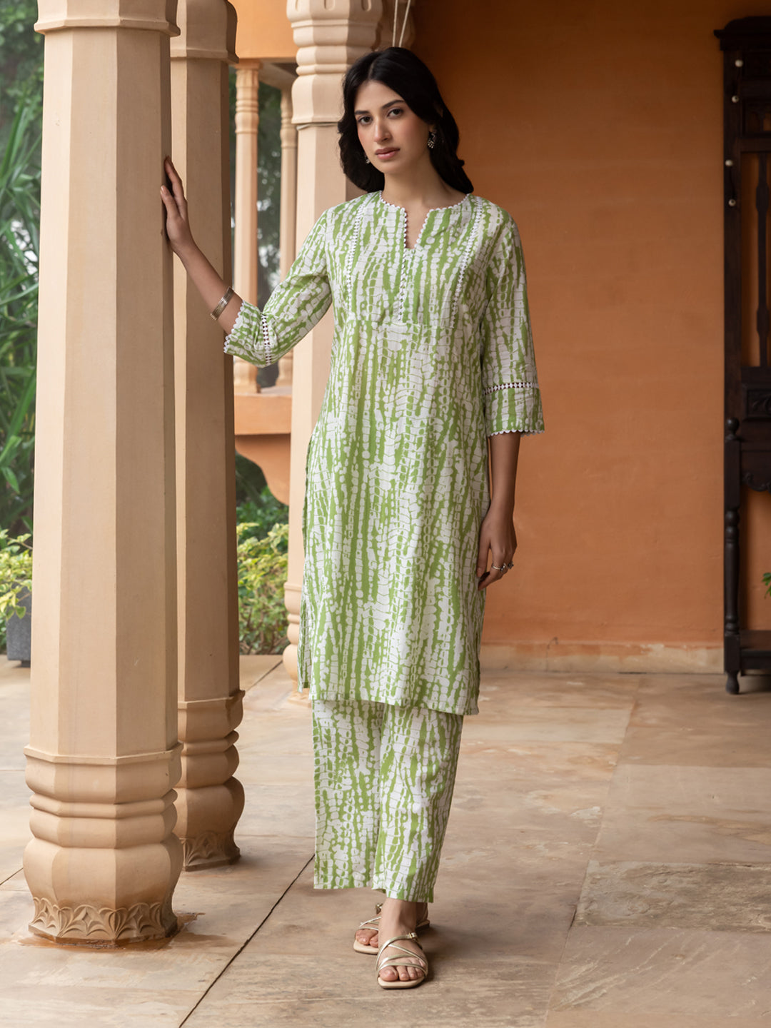 Elegant Green Cotton Straight Fit Kurta Set for Women