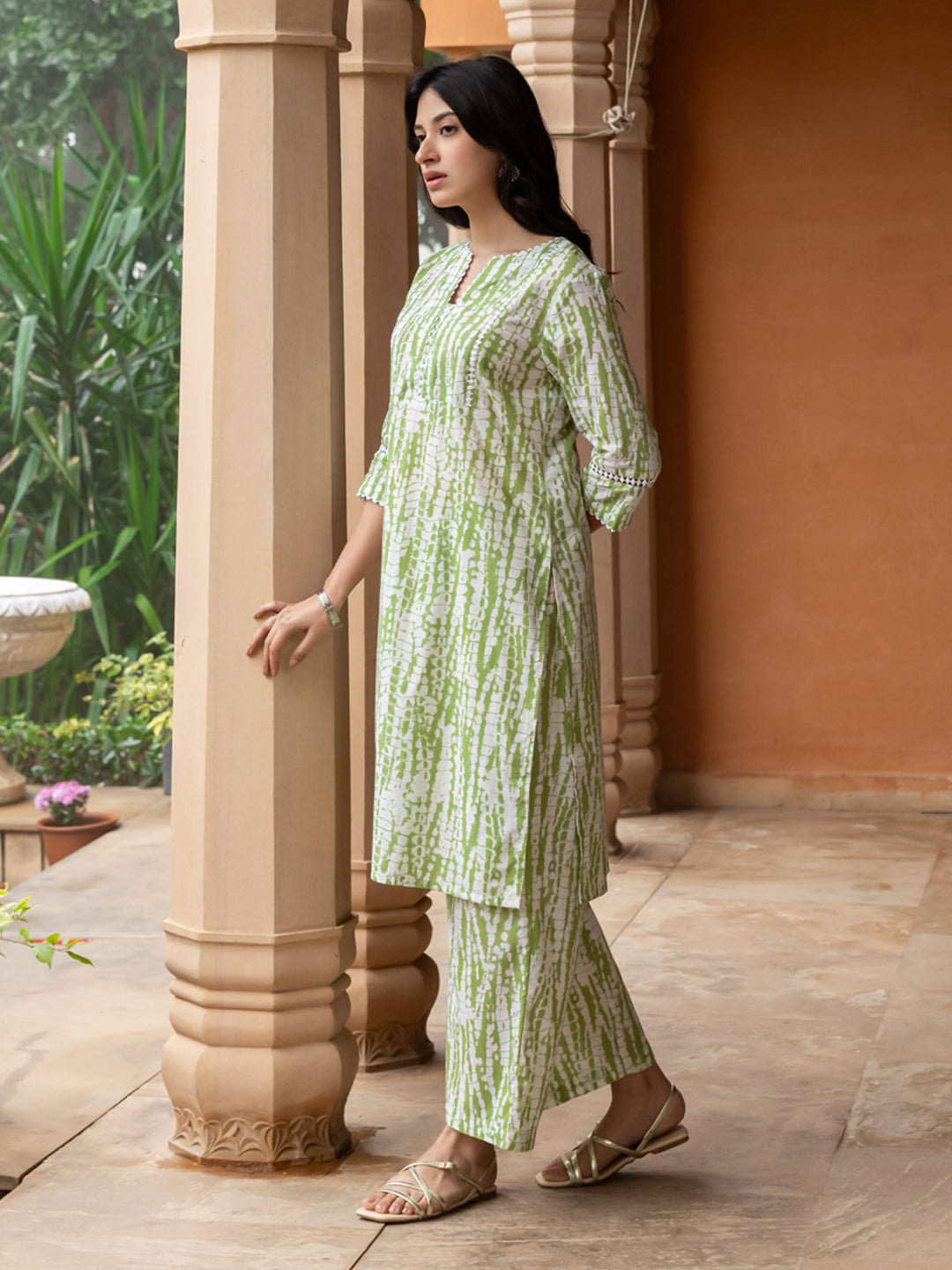 Elegant Green Cotton Straight Fit Kurta Set for Women