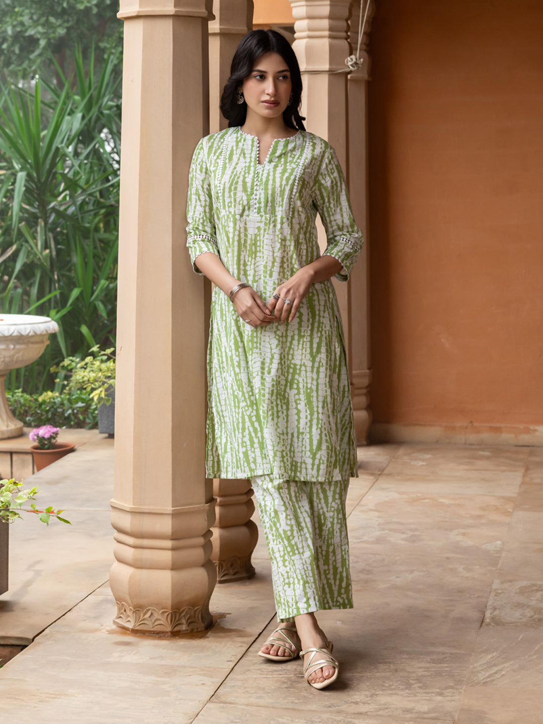Elegant Green Cotton Straight Fit Kurta Set for Women