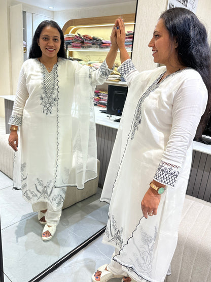 Women's white Muslin Kurta with Dupatta and Pant