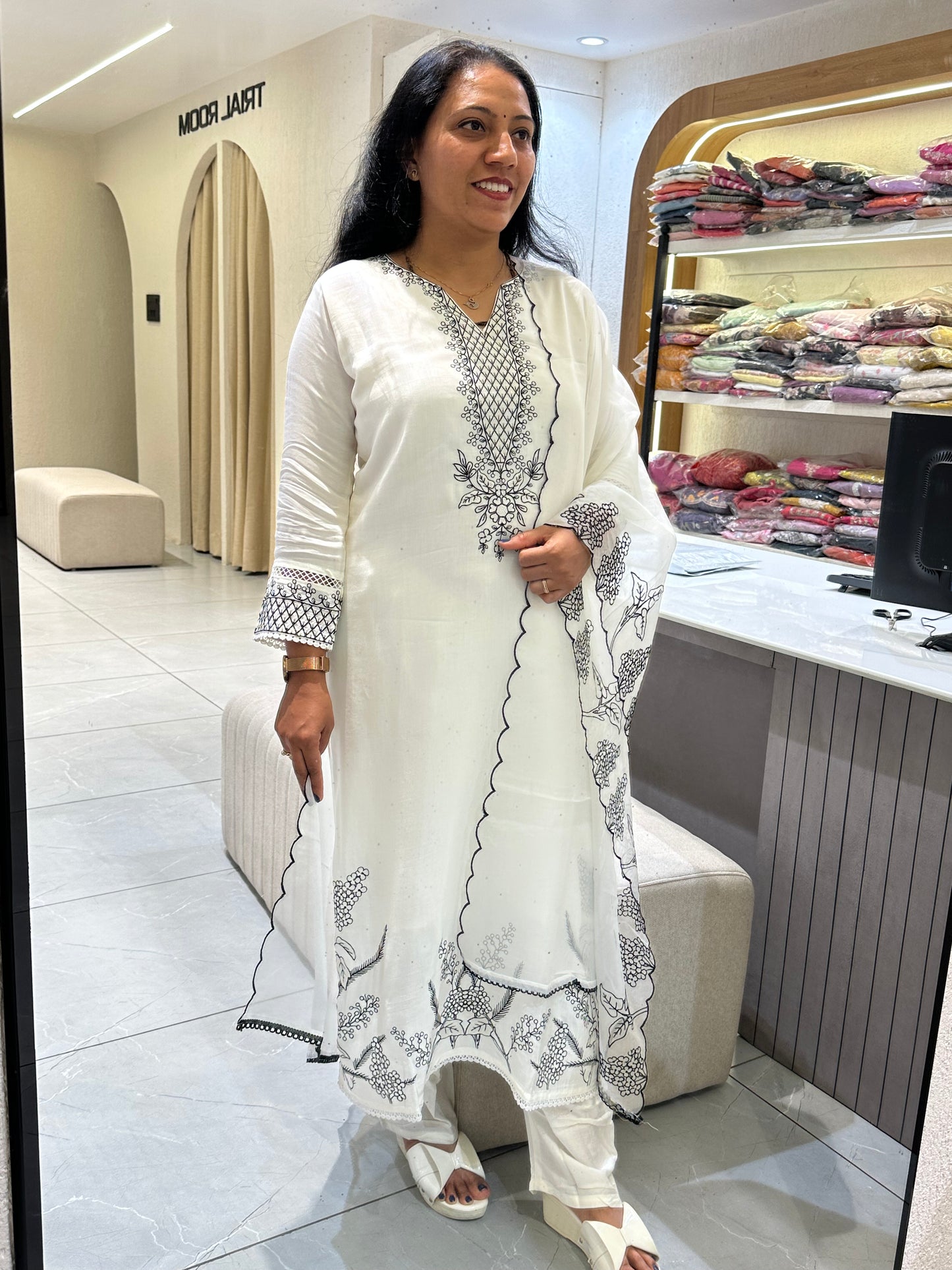 Women's white Muslin Kurta with Dupatta and Pant