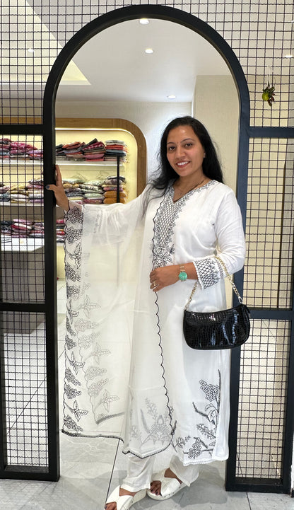 Women's white Muslin Kurta with Dupatta and Pant