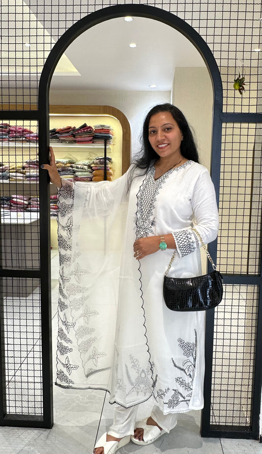 Women's white Muslin Kurta with Dupatta and Pant