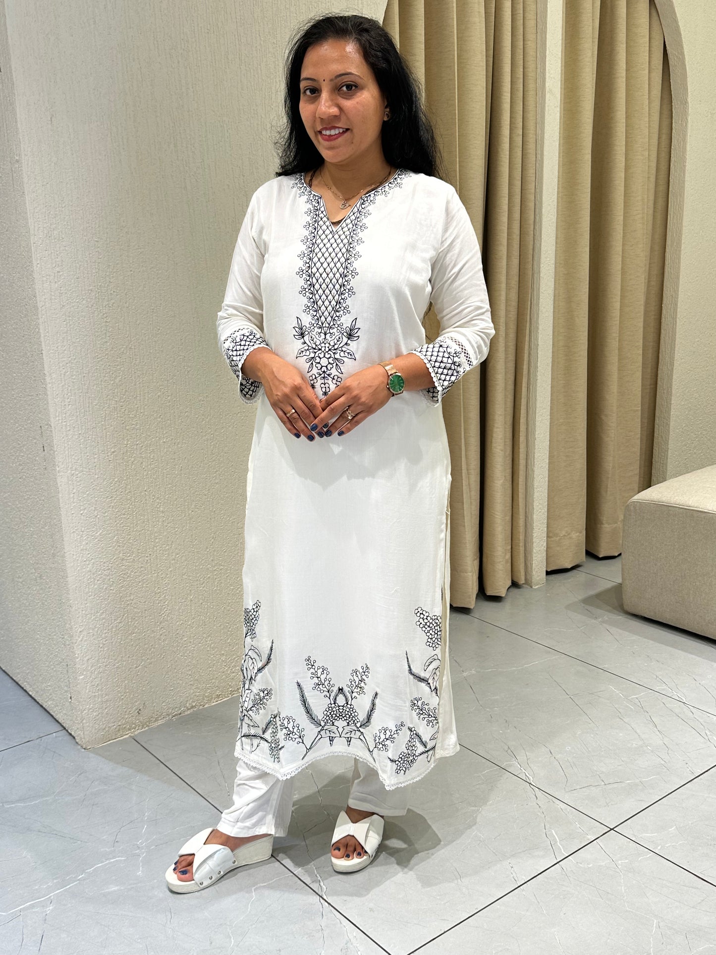 Women's white Muslin Kurta with Dupatta and Pant