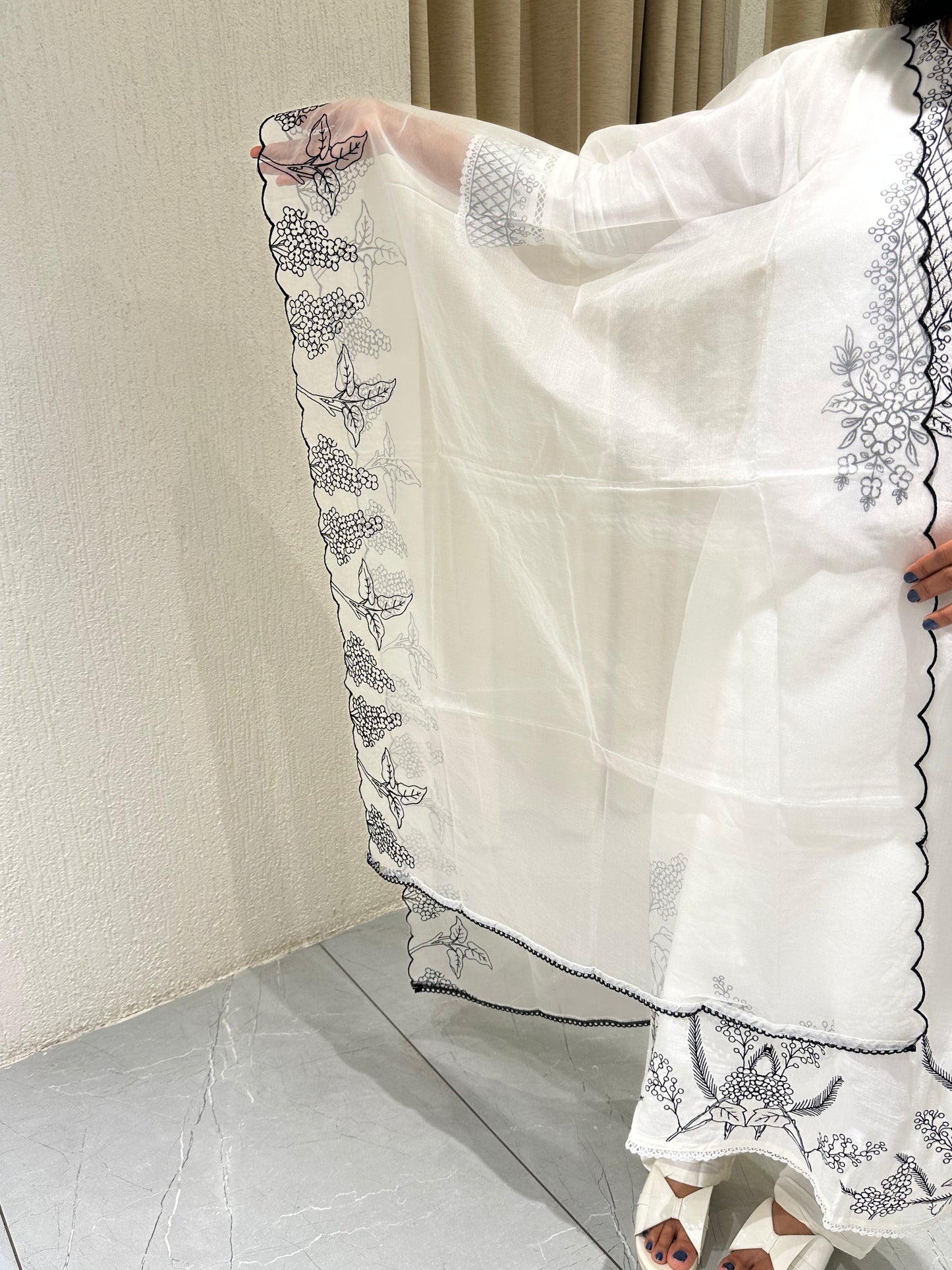 Women's white Muslin Kurta with Dupatta and Pant