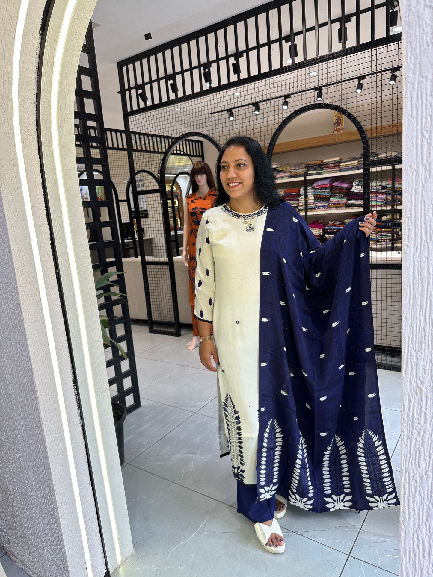 Women's white Muslin Kurta with Dupatta and Pant