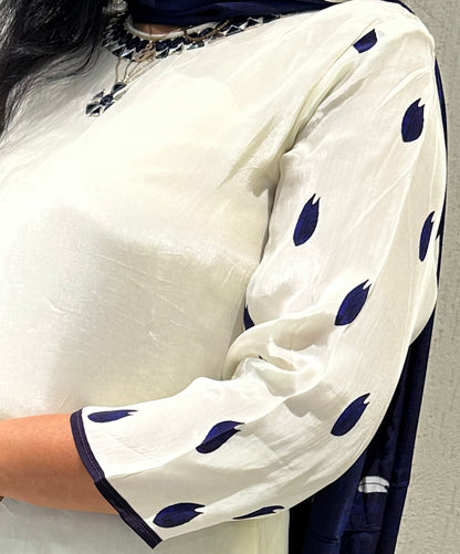 Women's white Muslin Kurta with Dupatta and Pant