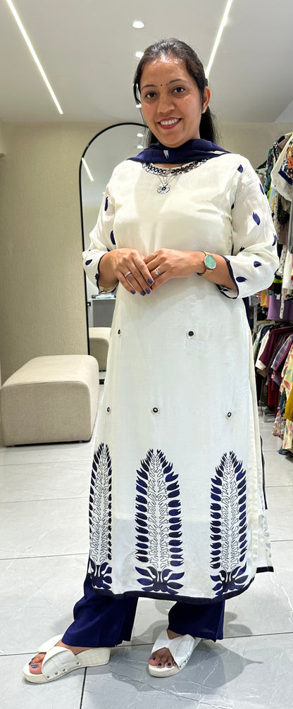 Women's white Muslin Kurta with Dupatta and Pant