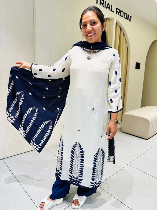 Women's white Muslin Kurta with Dupatta and Pant